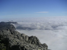 Wolkenteppich am Fue des Tafelbergs (2/2)